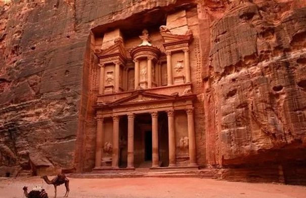 وفد إعلامي إيطالي يزور البترا